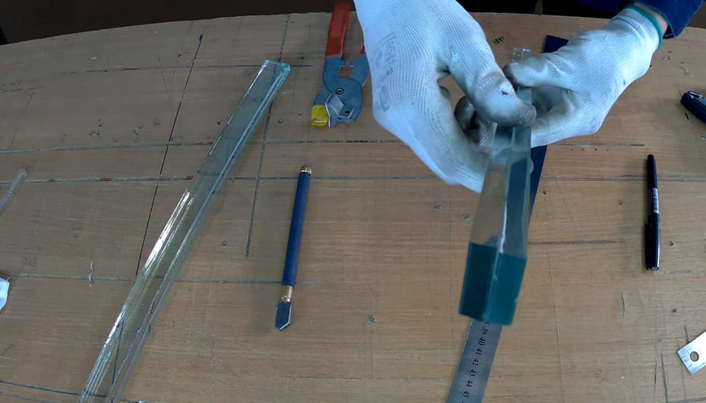 Как отрезать толстое стекло идеально ровно сделай сам