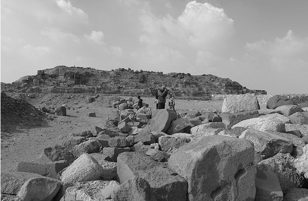Пирамида (мастаба) в Абу-Роаше. Изображение взято из книги А. Ю. Склярова "Пирамиды: загадки строительства и назначения", издательство ВЕЧЕ, 2013