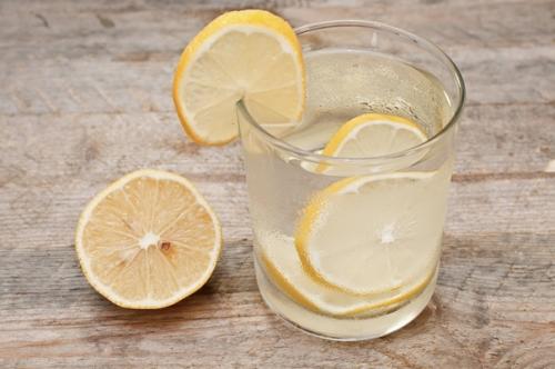Зачем вода с лимоном натощак?