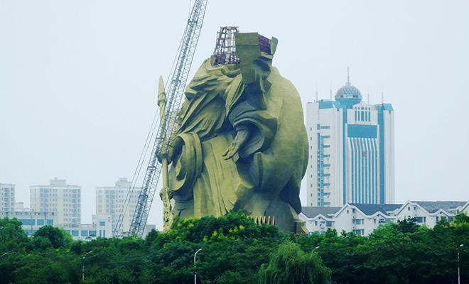 В Китае 2 года строили статую военачальника высотой с 20 этажный дом. Ее даже успели поставить, а потом передумали и разобрали долларов, итоге, властям, статую, статуя, военачальника, миллиона, интересные, более, потратить, можно, очевидно, сумму, затраченную, отреагировали, правительстве, решили, домами, нависая, горизонт