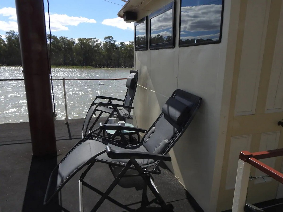 Пара превратила старинную лодку в роскошный плавучий дом дом