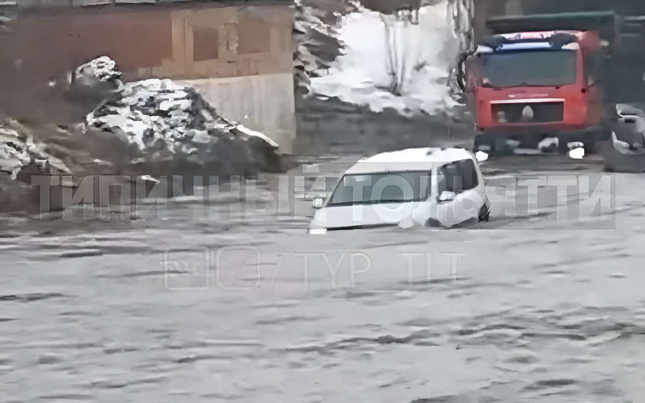 Точно не выплывет! Ларгус Кросс едет по затопленной улице (видео)