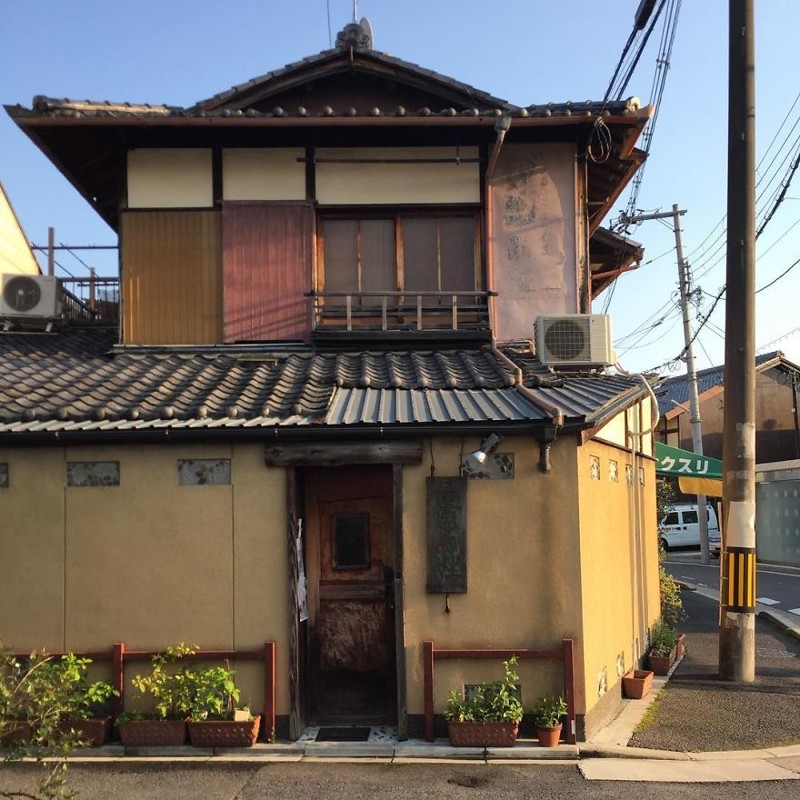 Эта дверь явно повидала немало архитектура, дома, здания, киото, маленькие здания, местный колорит, фото, япония