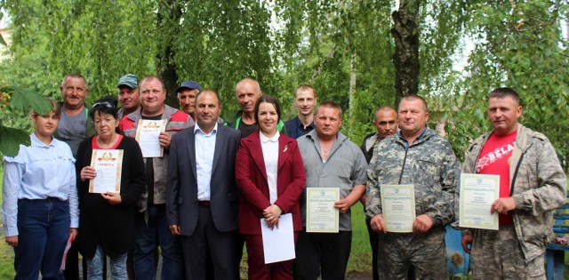 Прафсаюзы ўзнагароджваюць перадавікоў сяўбы.