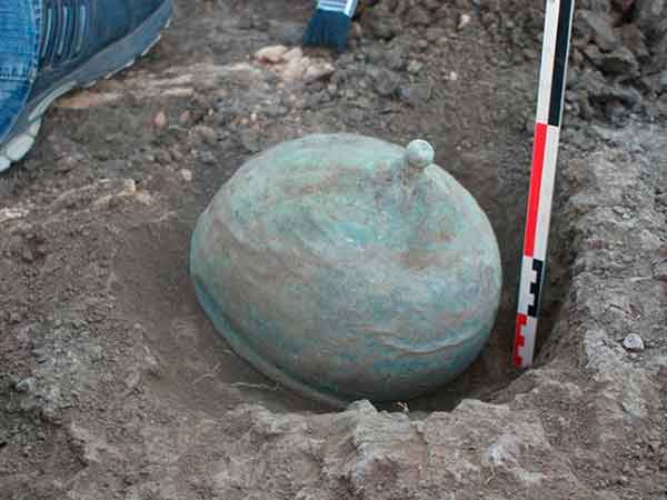Бронзовый римский шлем, найденный в одном из сарматских погребений