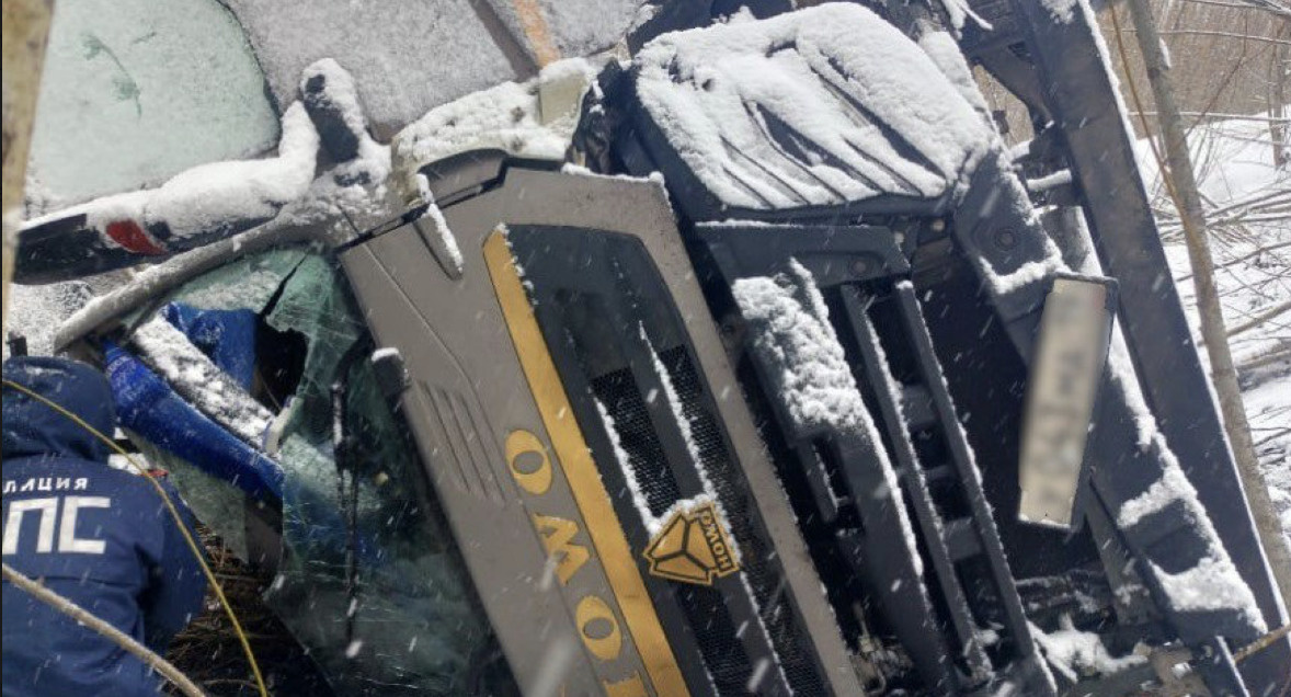 Водитель грузовика погиб в ДТП на 593 км красноярской трассы «Енисей»