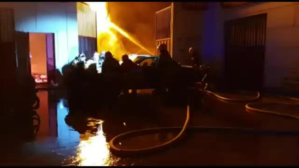 Спасатели оттаскивают авто от горящей цистерны на АЗС