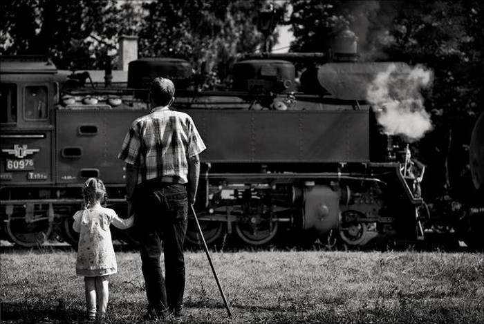 Чёрно-белые снимки с элегичными мотивами 