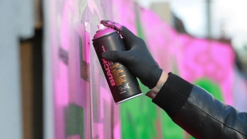 Уличные художники разрисовали забор автобазы «Почты России» в Ставрополе