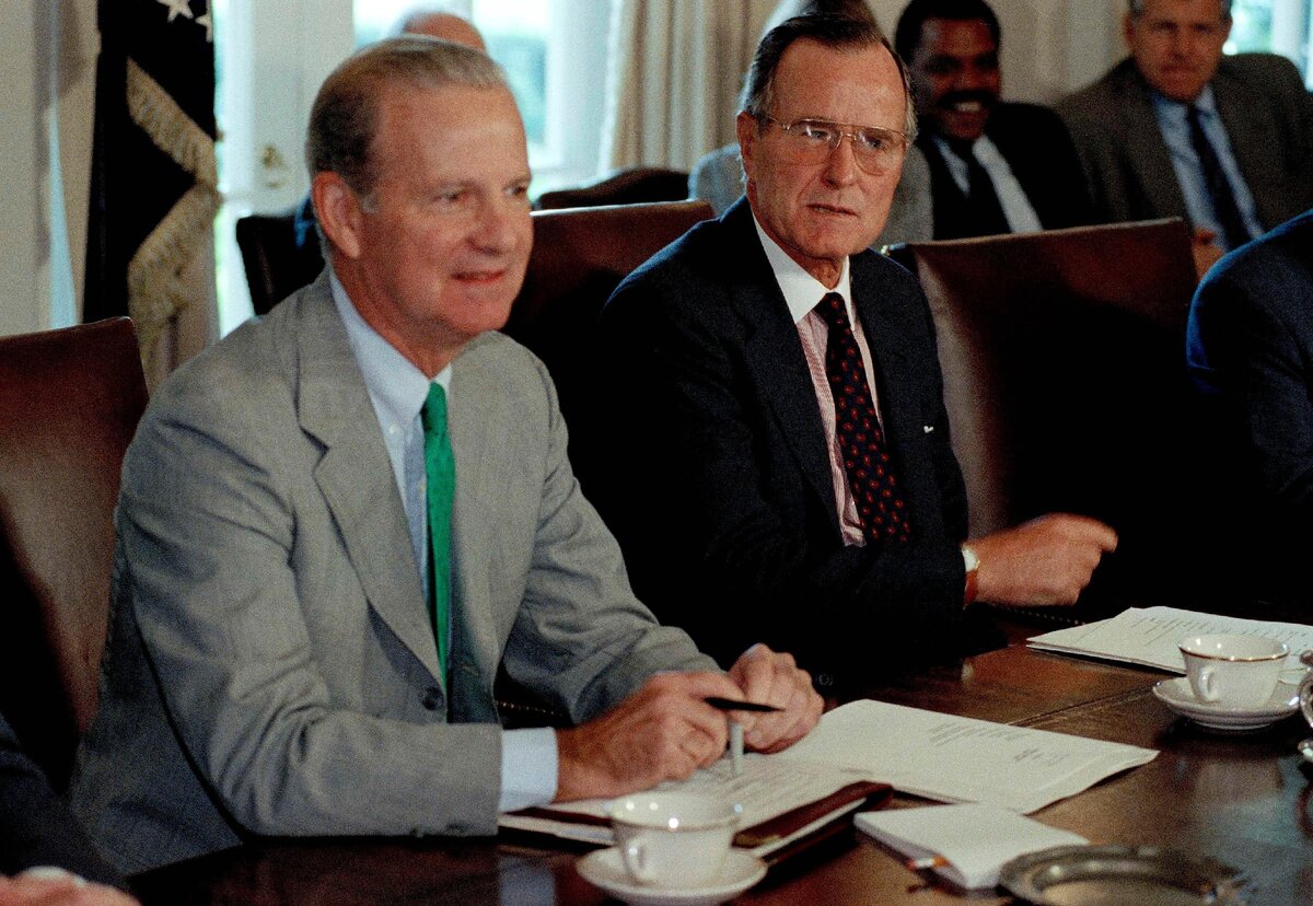 Джеймс Бейкер и Джордж Буш старший 8 августа 1990 года. 