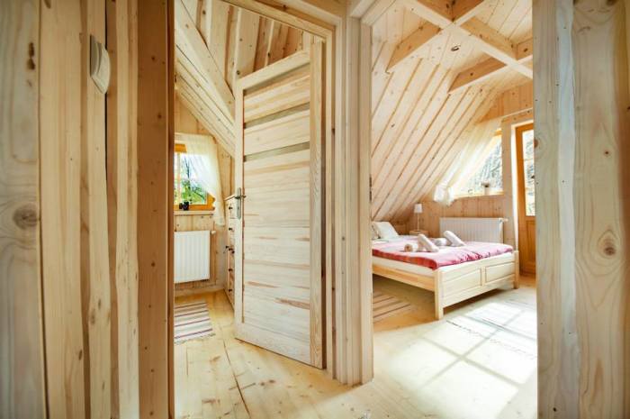В маленьком бревенчатом доме обустроили 2 спальных комнаты («Stunning Gate Lodge»). | Фото: stiri.magazinuldecase.ro.