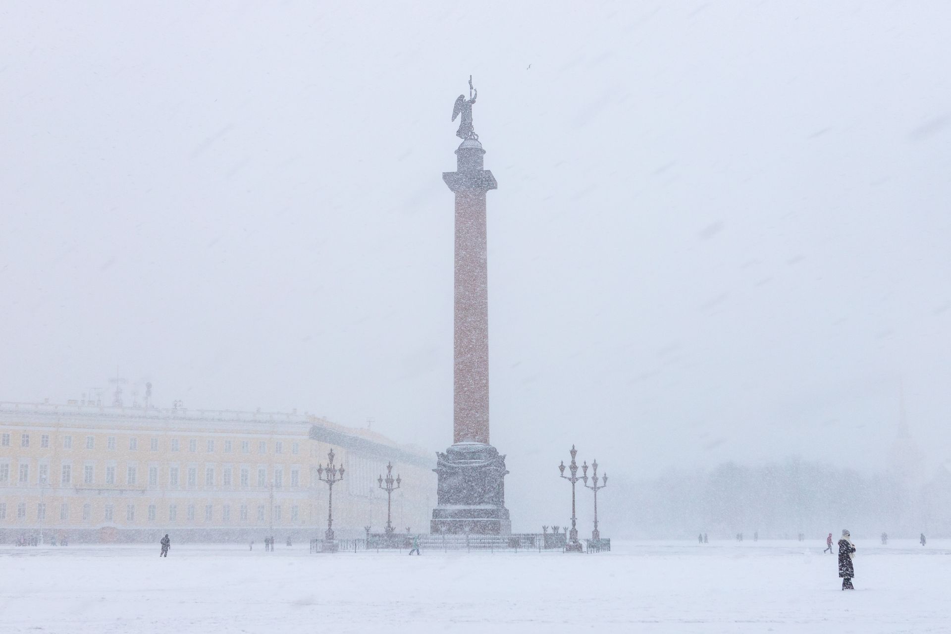 После ночной вьюги впр 5. Снегопад в Питере. Заснеженный Петербург. Метель в Петербурге. Метель в городе.