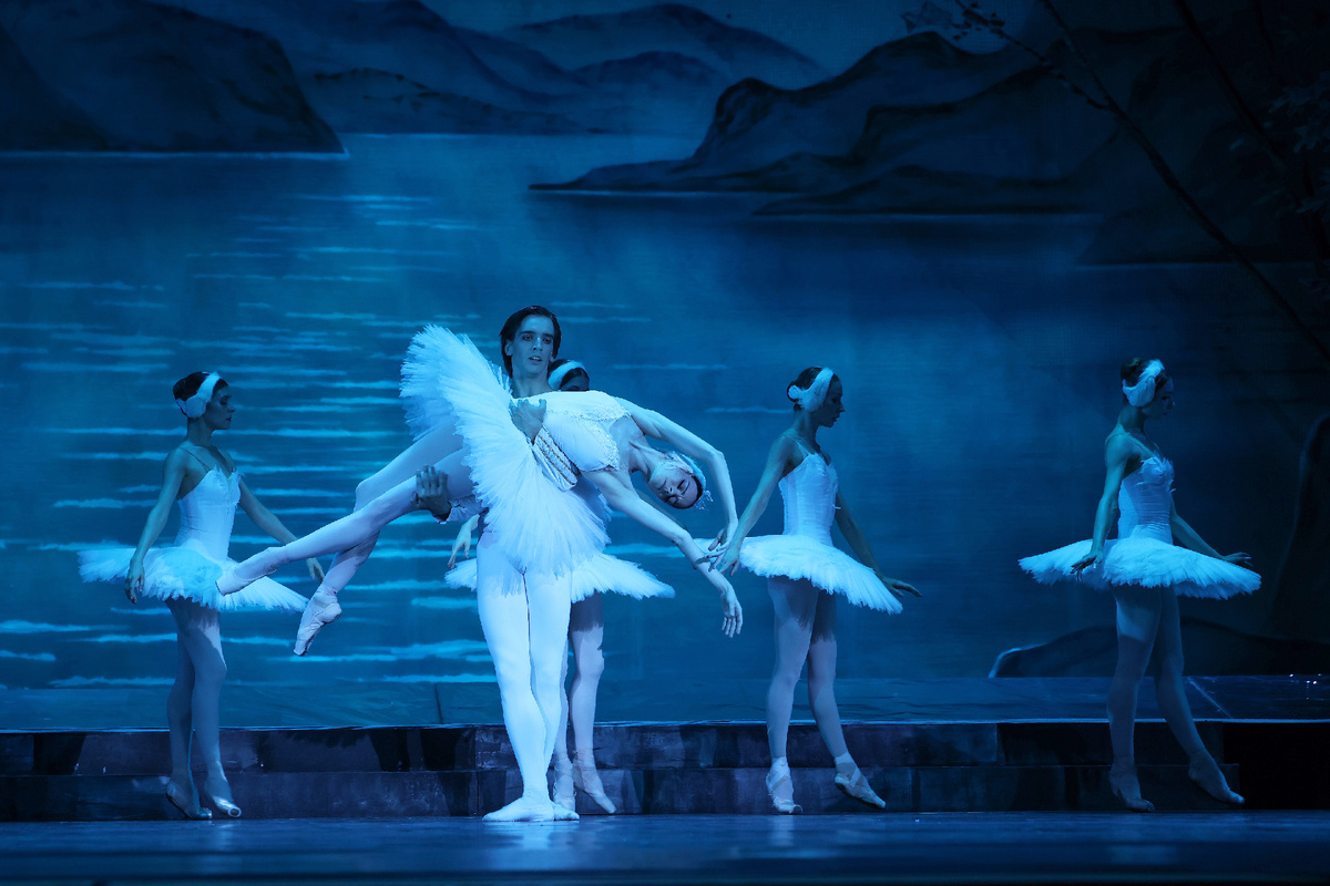Спектаклем «Лебединое озеро» П.Чайковского театр «Кремлёвский балет» завершил в минувшее воскресенье свой 34-й сезон.-25