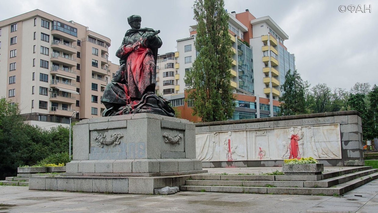 Памятники украинцам. В Болгарии осквернили памятник Советской армии. Осквернение памятников в Болгарии. Памятник воинам освободителям в Софии.