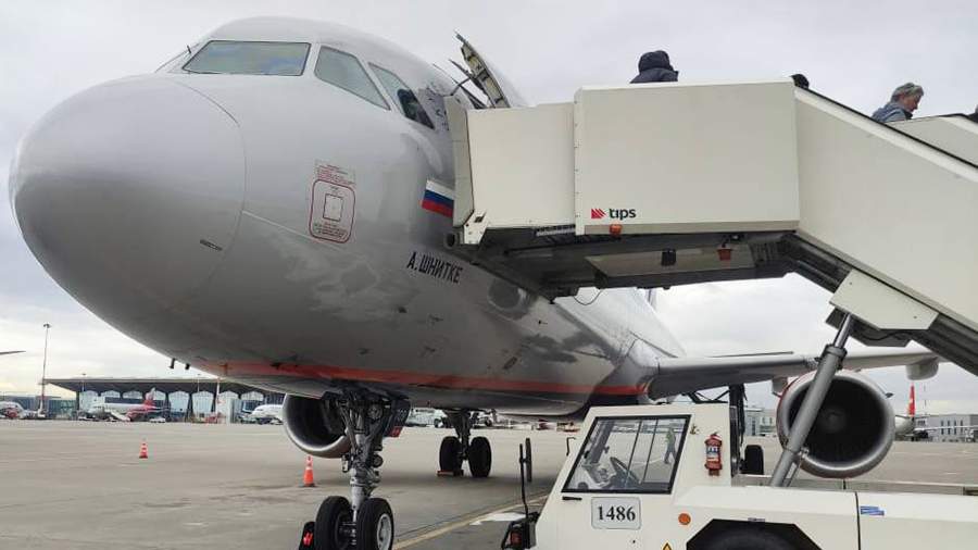 Летевший из Калининграда в Москву самолет аварийно сел в Санкт-Петербурге