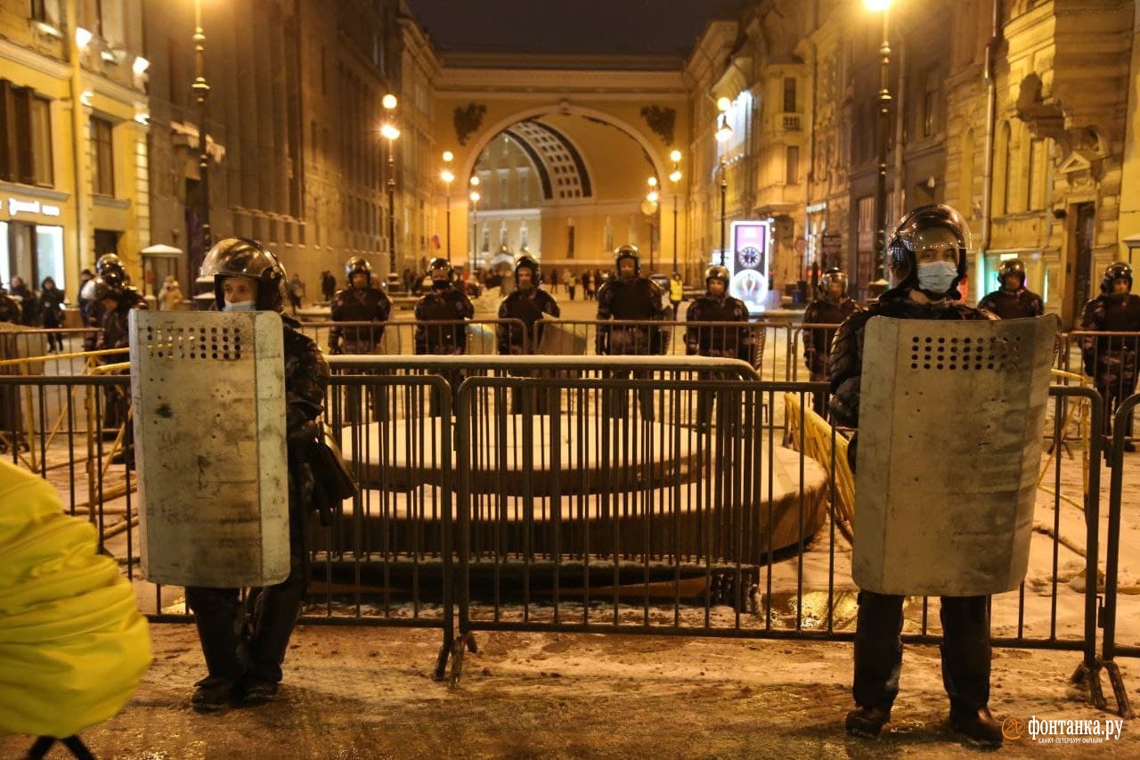 На Дворцовой маневрирует рота ОМОНа. До решения по «делу Навального» остался час