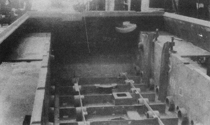 ​Сборка корпуса танка Tiger Ausf. B на заводе F.Krupp. Поперечные силовые элементы ещё не соединены с бортами корпуса. После сборки днища на стенде монтировались бортовые и лобовые листы корпуса - Каркас для немецкого зверинца | Warspot.ru