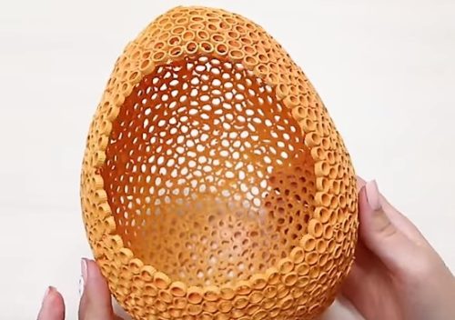 Чудесная пасхальная поделка из шарика и макарон домашний очаг,,новая жизнь старых вещей,пасхальные поделки,переделка,поделки,рукоделие,своими руками