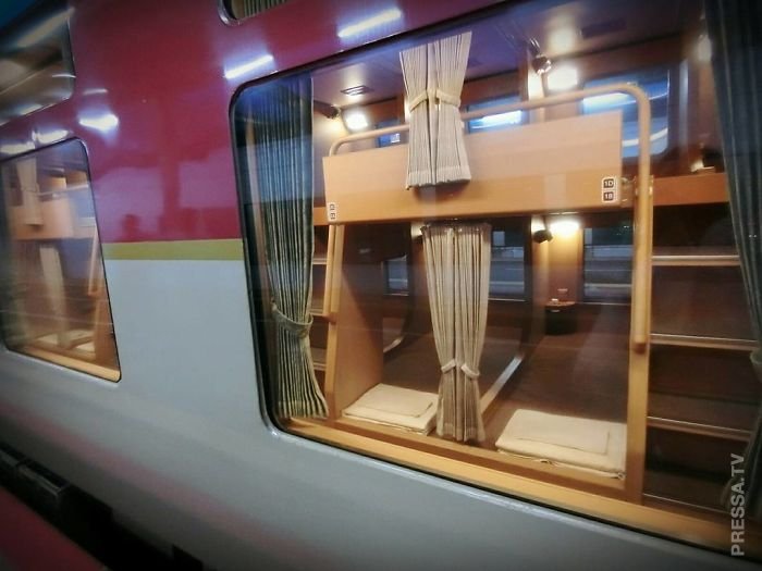 Обычные снаружи японские поезда Обычные снаружи японские поезда