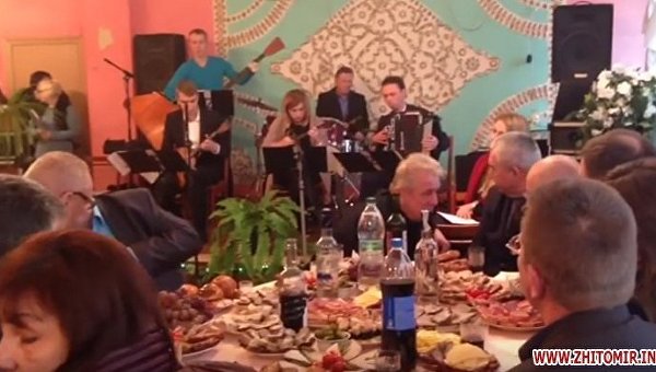 «Чиновники жрали молча, а незрячие люди чувствовали запах и просили рассказать, что там на столах» — скандал в Коростене