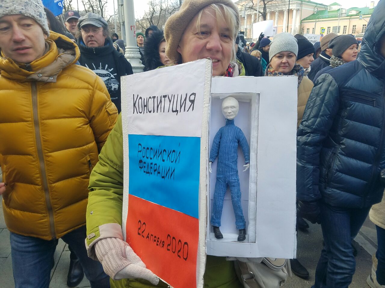 Под политическими лозунгами. Лозунги сторонников войны в Украине. Дворовые российские упыри безработные.