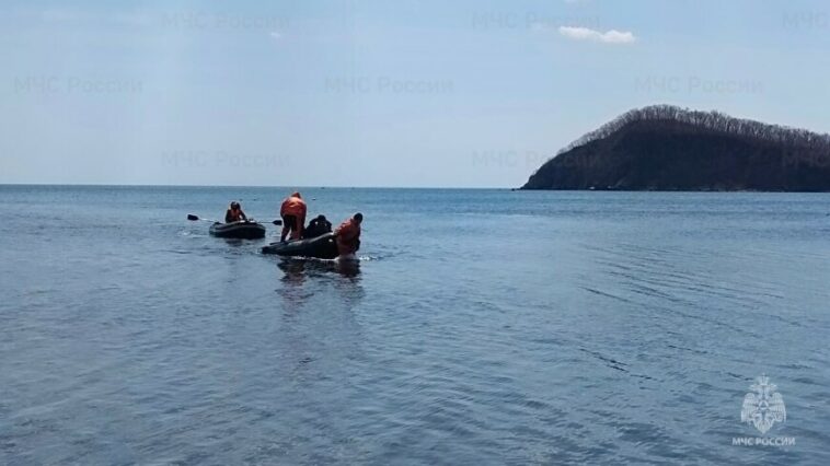 Двух рыбаков на надувной лодке спасли в Приморье