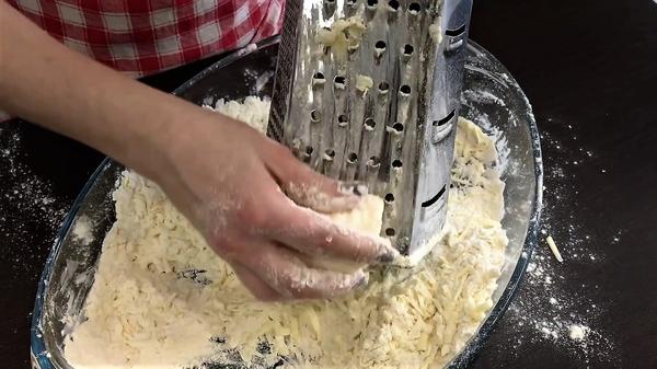 Натираем масло или маргарин, перемешивая с мукой