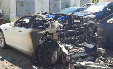 На фото: сгоревший автомобиль автомобиль Tesla Model X, который принадлежал экс-главе Офиса президента Андрею Богдану