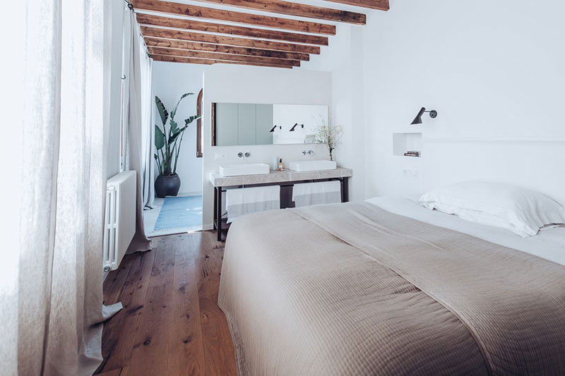 Прекрасный таунхаус на Майорке, который не утратил своего исторического обаяния Прекрасный таунхаус на Майорке, который не утратил своего исторического обаяния бассейн,интерьер и дизайн,Испания,каменный дом,Майорка,средиземноморский стиль,таунхаус