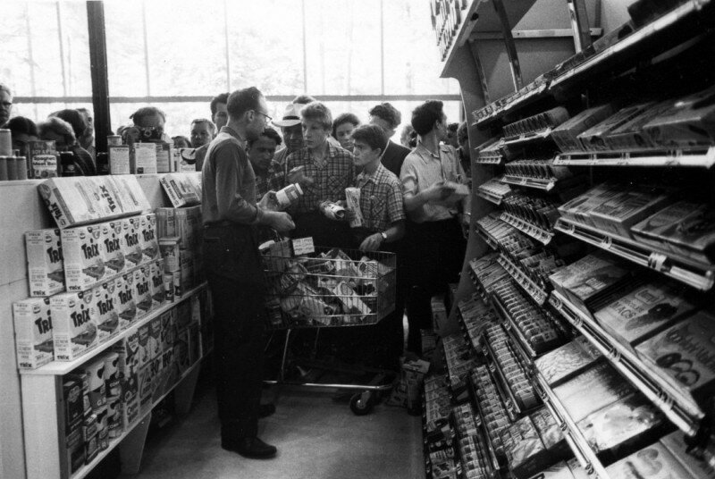 Американская выставка в Сокольниках. Здесь советским гражданам показывают работу супермаркета. 1959 год. история, ретро, фото