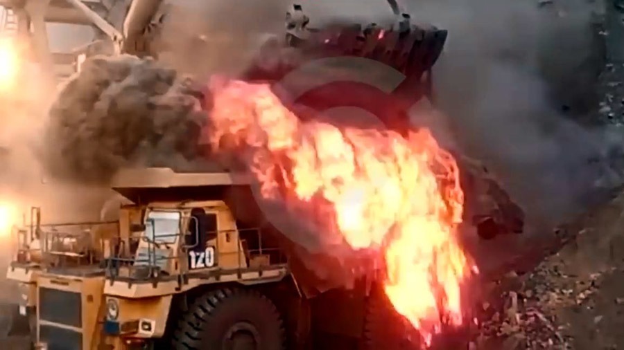 белаз горит. белаз кузбасс. сгорел белаз. как горит белаз. сгорел белаз.