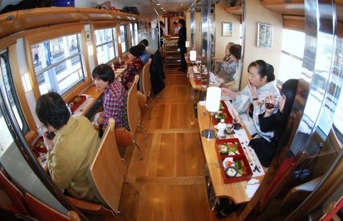 Поездка со вкусом: одинокое путешествие в японском поезде-ресторане поезд,самостоятельные путешествия,япония