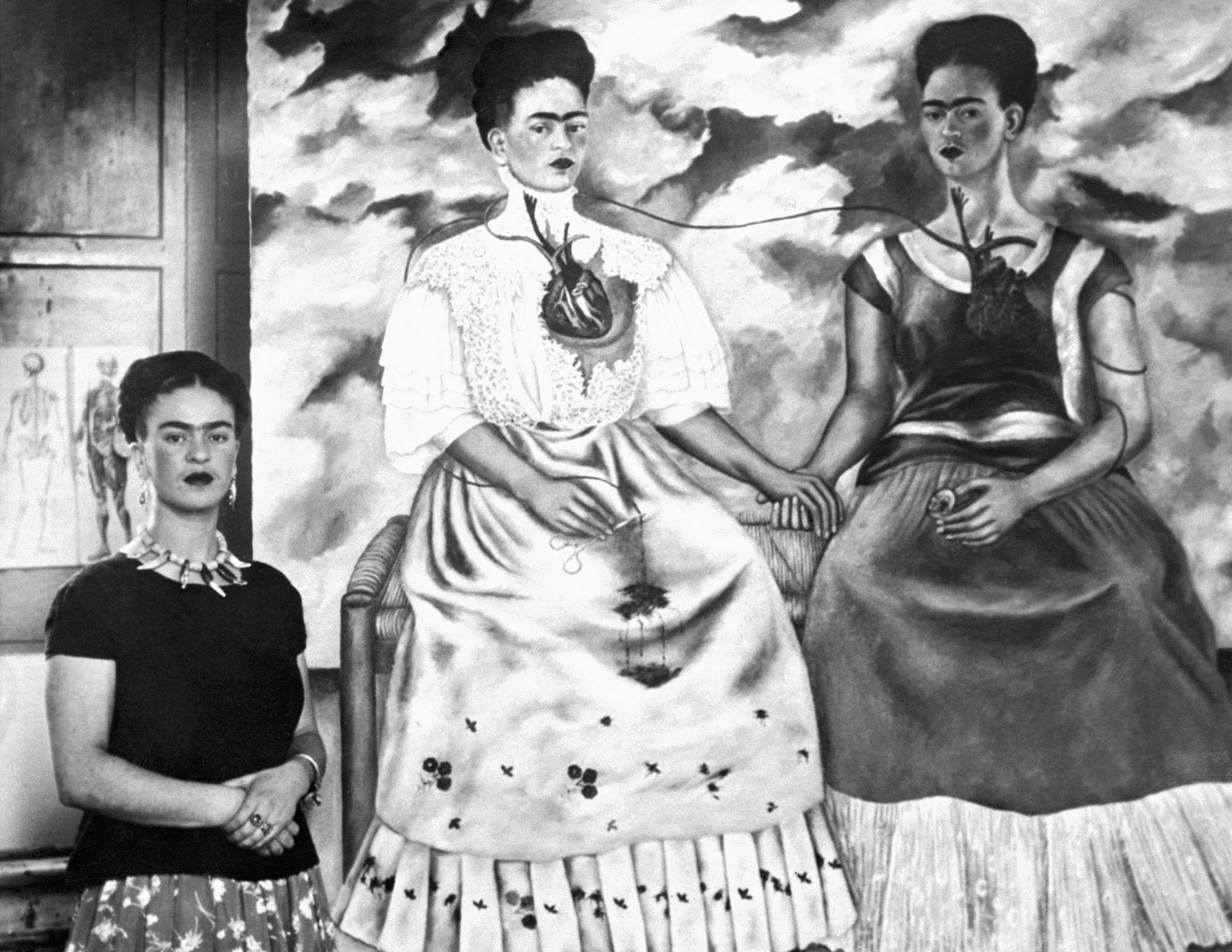 Фрида Кало рядом с своей картиной «Две Фриды»