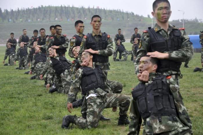 Тренировка солдат в китайской армии армия