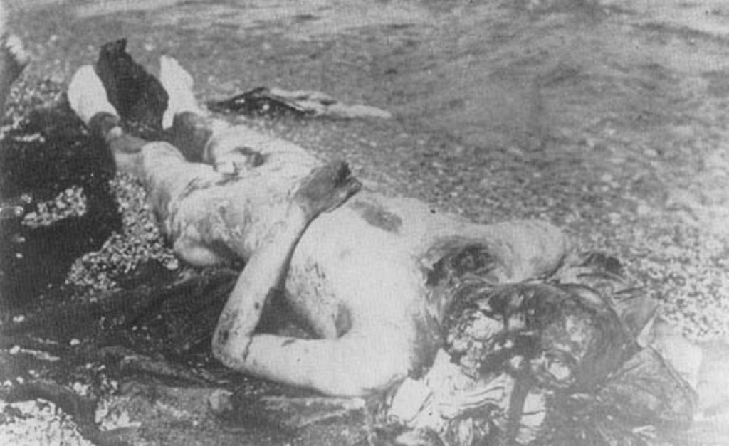 Енисейск. Пленный казачий офицер, зверски убитый красными (сожжены ноги, руки и голова). 