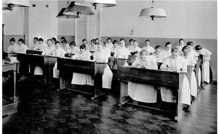 Женское образование в Царской России: как был устроен институт благородных девиц 