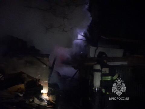В ночном пожаре в Кропоткине пострадали люди