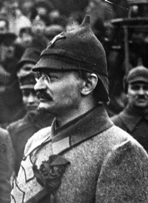 Лев Троцкий в суконном шлеме. /Фото: wordpress.com