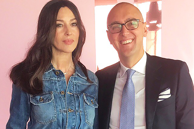 Моника Беллуччи в молодежном образе на презентации в Милане