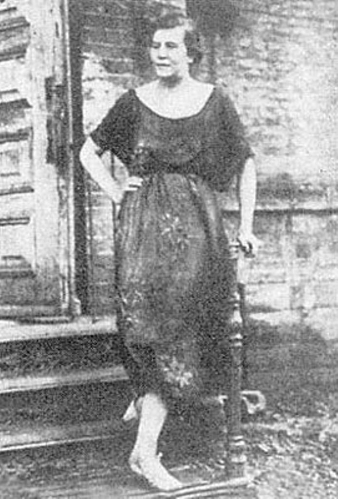 Дора Евлинская, моложе 20 лет, женщина-палач, казнившая в одесской ЧК собственными руками 400 офицеров. 