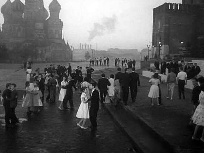 За кадром фильма «Мне 20 лет»: За что «зарезали» фильм, ставший визитной карточкой молодежи 1960-х За кадром фильма «Мне 20 лет»: За что «зарезали» фильм, ставший визитной карточкой молодежи 1960-х звезда,«Мне 20 лет»,наши звезды,фильм,шоубиz,шоубиз