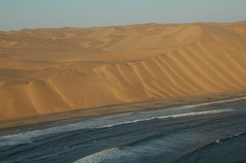 Где песок становится морем: как пустыня Намиб встречается с Атлантикой