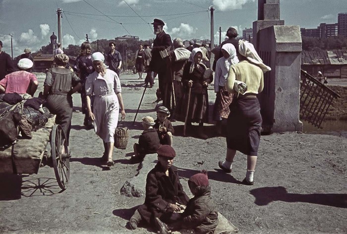 У моста через Лопань в оккупированном Харькове 1942 года.