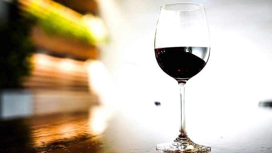 Красное вино болит голова. Белое вино в бокале. Бокал с вином. Один фужер. Красное вино.