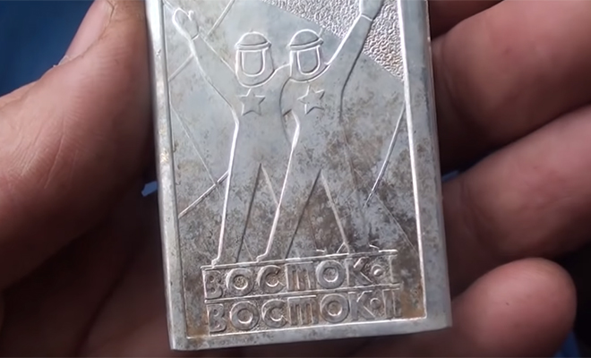 В лесу мужчина нашел металлическую коробку и понял, что она из серебра: видео В лесу мужчина нашел металлическую коробку и понял, что она из серебра: видео когдато, лежала, старинных, предметов, давно, находка, земли, характерной, вытащил, круглый, металлический, шарик, Мужчина, проколкой, позже, оказалось, охотничья, использовавшаяся, начале, векаЕщё
