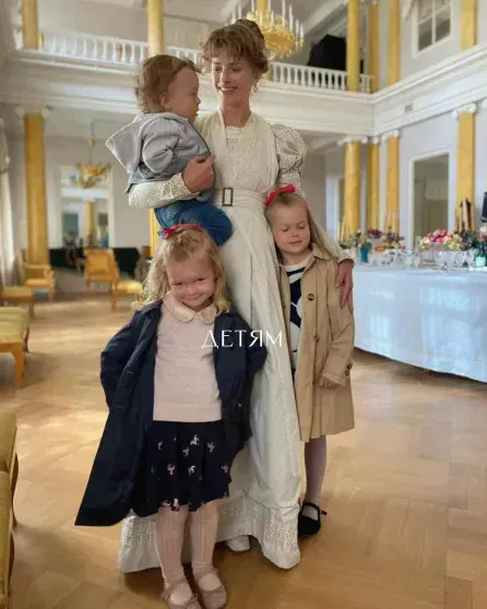 Инсайдер намекнул на проблемы в браке Константина и Софьи Эрнст Эрнст, ЭрнстСофья, Софья, Константин, обсуждают, измены, официально, Заика, фамилия, девичья, ЭрнстКонстантин, супруговСофья, когото, возможные, восемь, видимости, здесь, написали, участников, отдельных