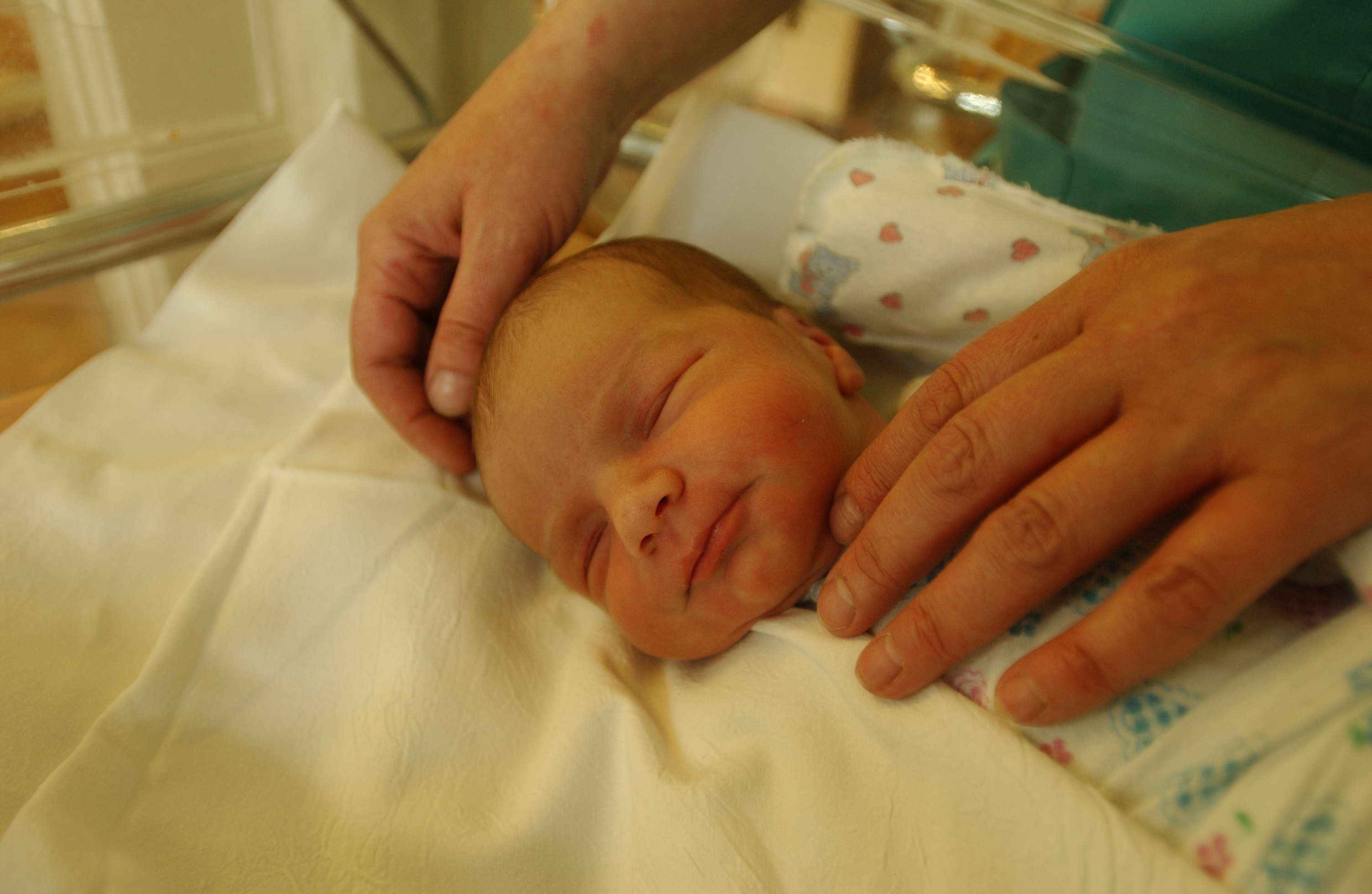 Первые врачи новорожденного. Новорожденные дети. Новорожденный малыш в роддоме.