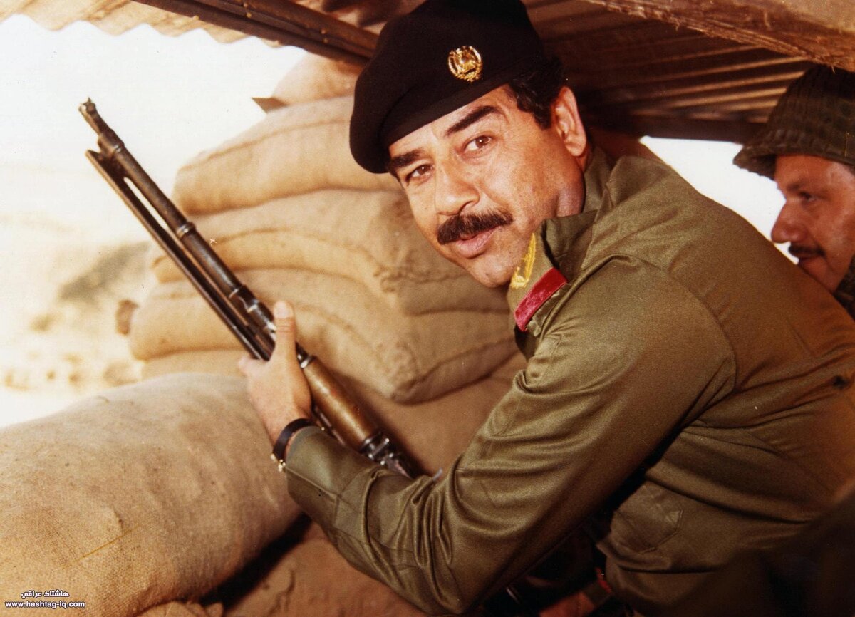 Саддам Хуссейн с боевым ещё настроем в 1990 году.  