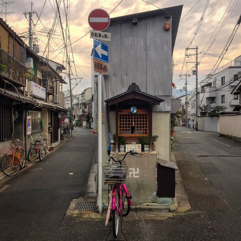 Местное святилище с CD-диском для отпугивания ворон архитектура, дома, здания, киото, маленькие здания, местный колорит, фото, япония
