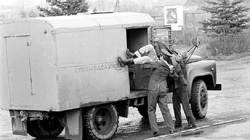 Великий алкогольный почин. Откуда взялся обычай -соображать на троих--16 фото-